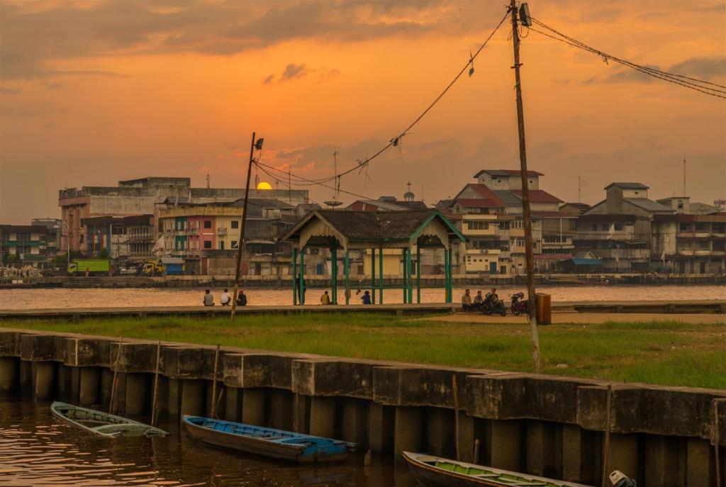 Borneo Hotel Pontianak Exterior foto