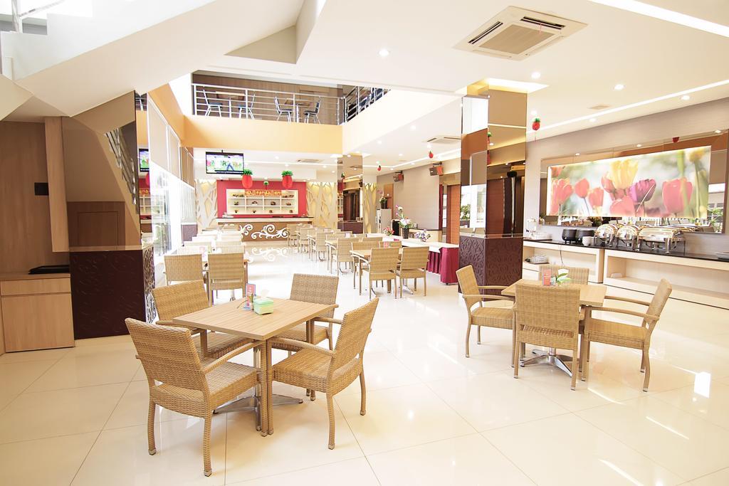 Borneo Hotel Pontianak Exterior foto