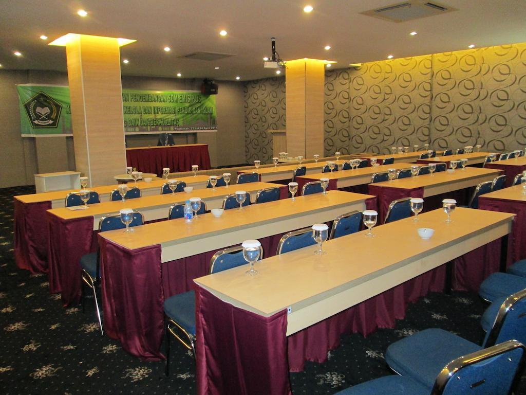 Borneo Hotel Pontianak Exterior foto