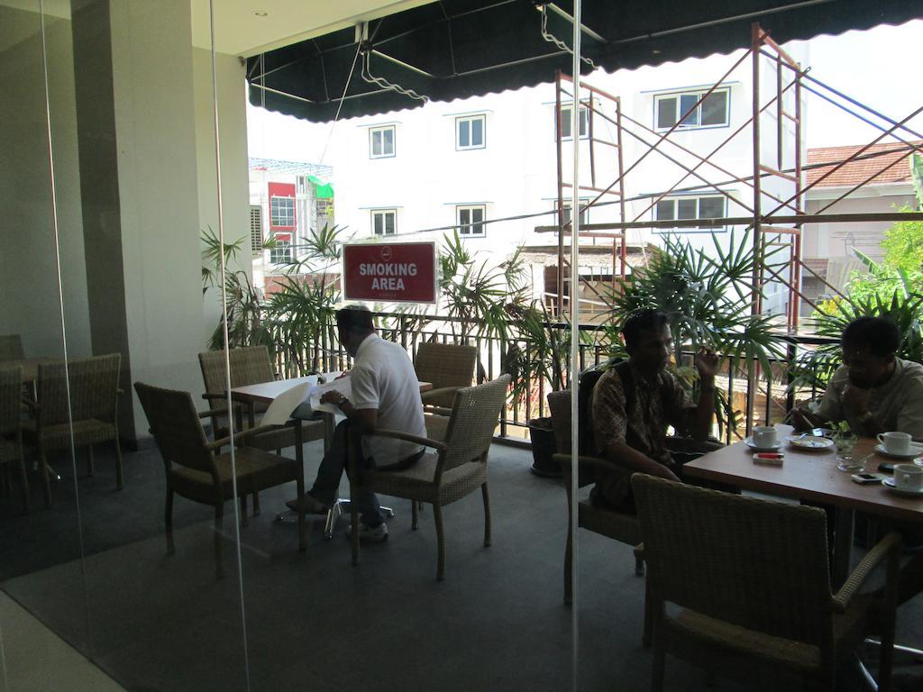 Borneo Hotel Pontianak Exterior foto