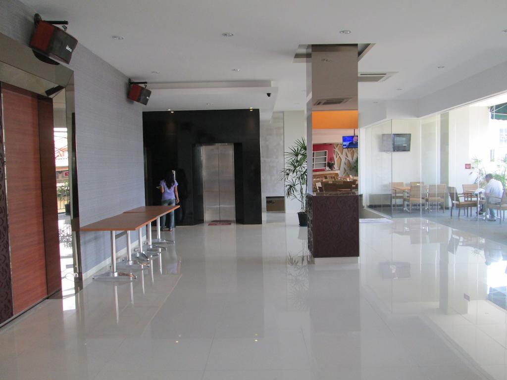 Borneo Hotel Pontianak Exterior foto